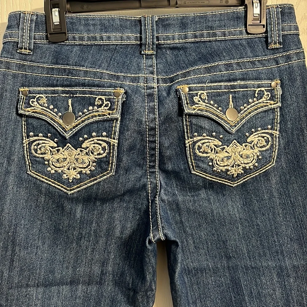 Roz&Ali Jean capris with design on front pocket and back pockets like new - Picture 5 of 5